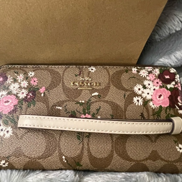 Coach NWOT Coach wallet long zip around floral wristlet - Picture 10 of 12